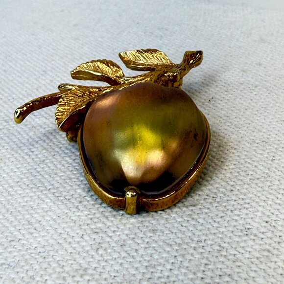 Sarah Coventry Golden Glowing Glass Apple Brooch Gold Tone Marked Vintage MCM - Picture 2 of 9